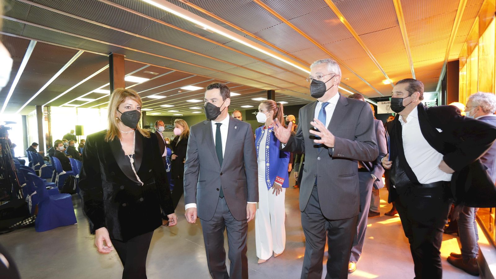 Pilar Miranda acompaña al presidente de la Junta a la visita a las instalaciones de la Lonja de Innovación.
