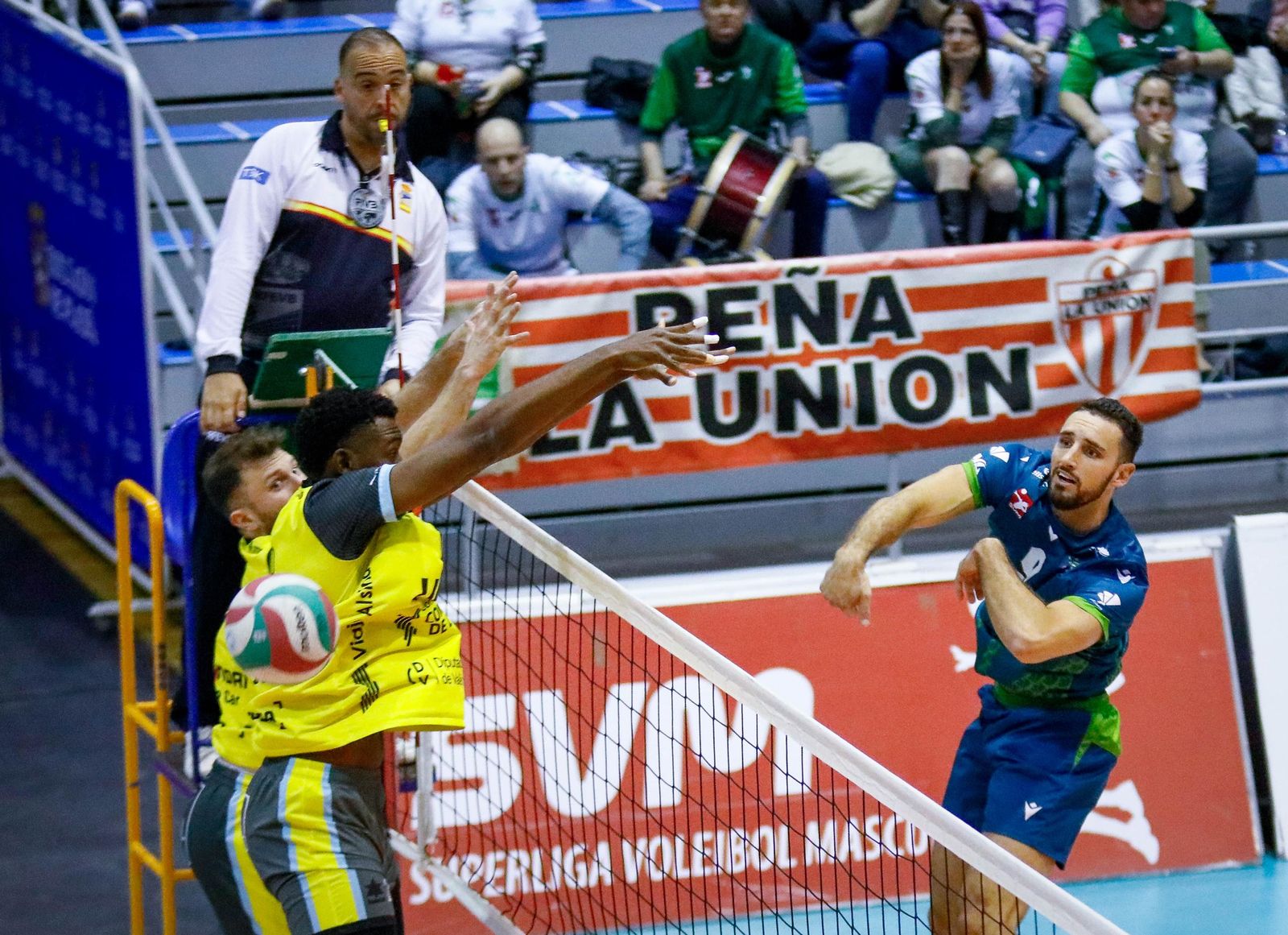Las imágenes del Unicaja Costa de Almería-Leleman Conqueridor, primer partido del play off por el título de Superliga en Almería