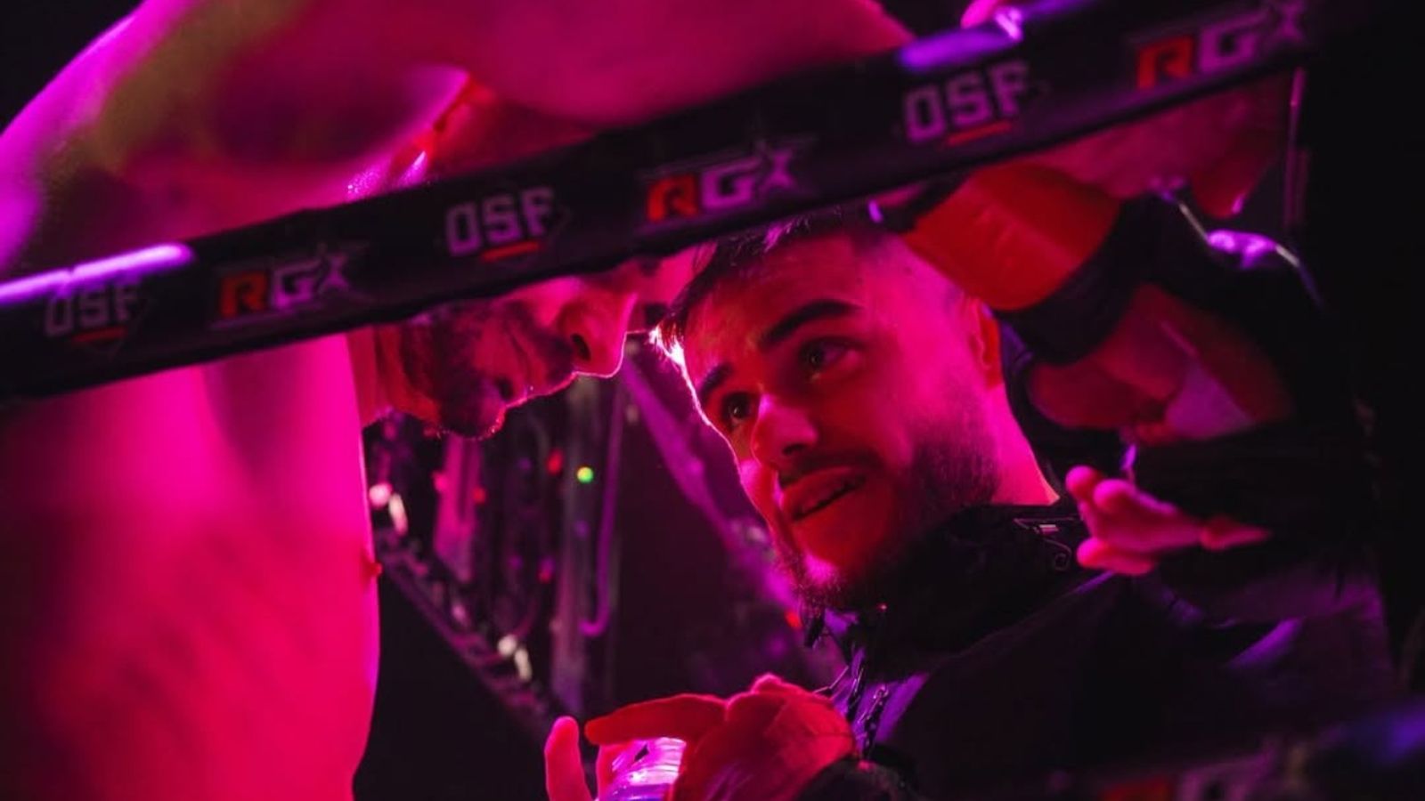 Manu Hernández recibe los consejos de su hermano en el OSF 5 de Aranjuez.