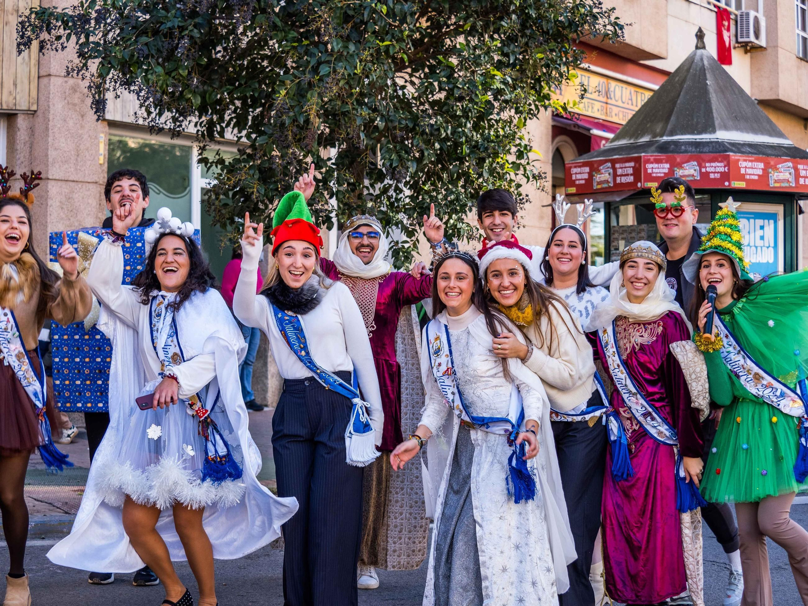 La Caravana Solidaria recoge cientos de regalos para echar una mano a los Reyes Magos en San Fernando