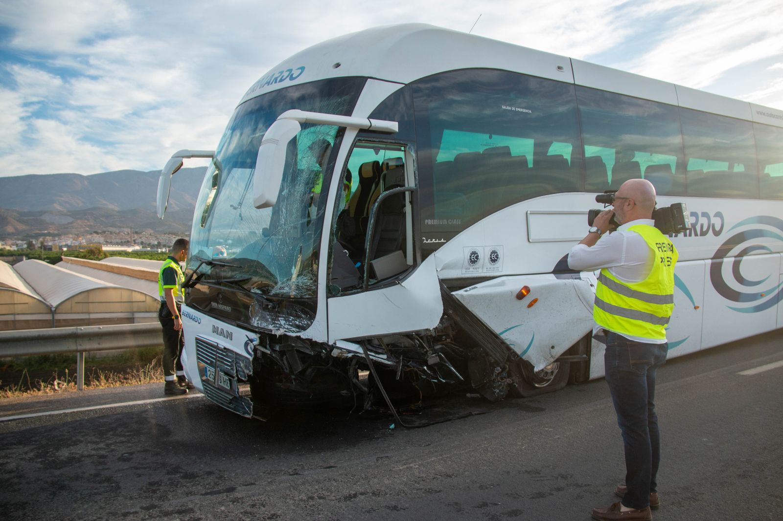 Un fallecido y tres heridos en un accidente entre un autobús y un turismo en la Costa