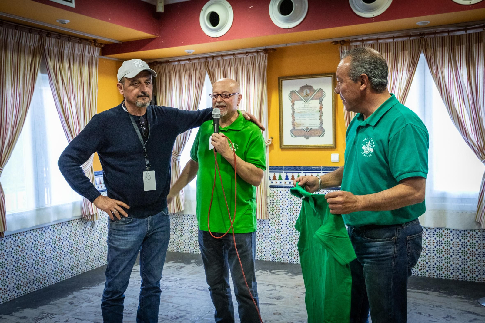 La Casa de Andalucía en Zaragoza hace entrega de un detalle a los carnavaleros