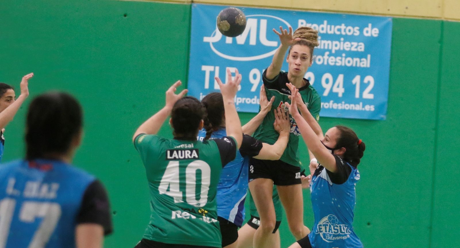 Bonazzola intenta filtrar un pase en el partido del Itea Córdoba ante el Getasur.