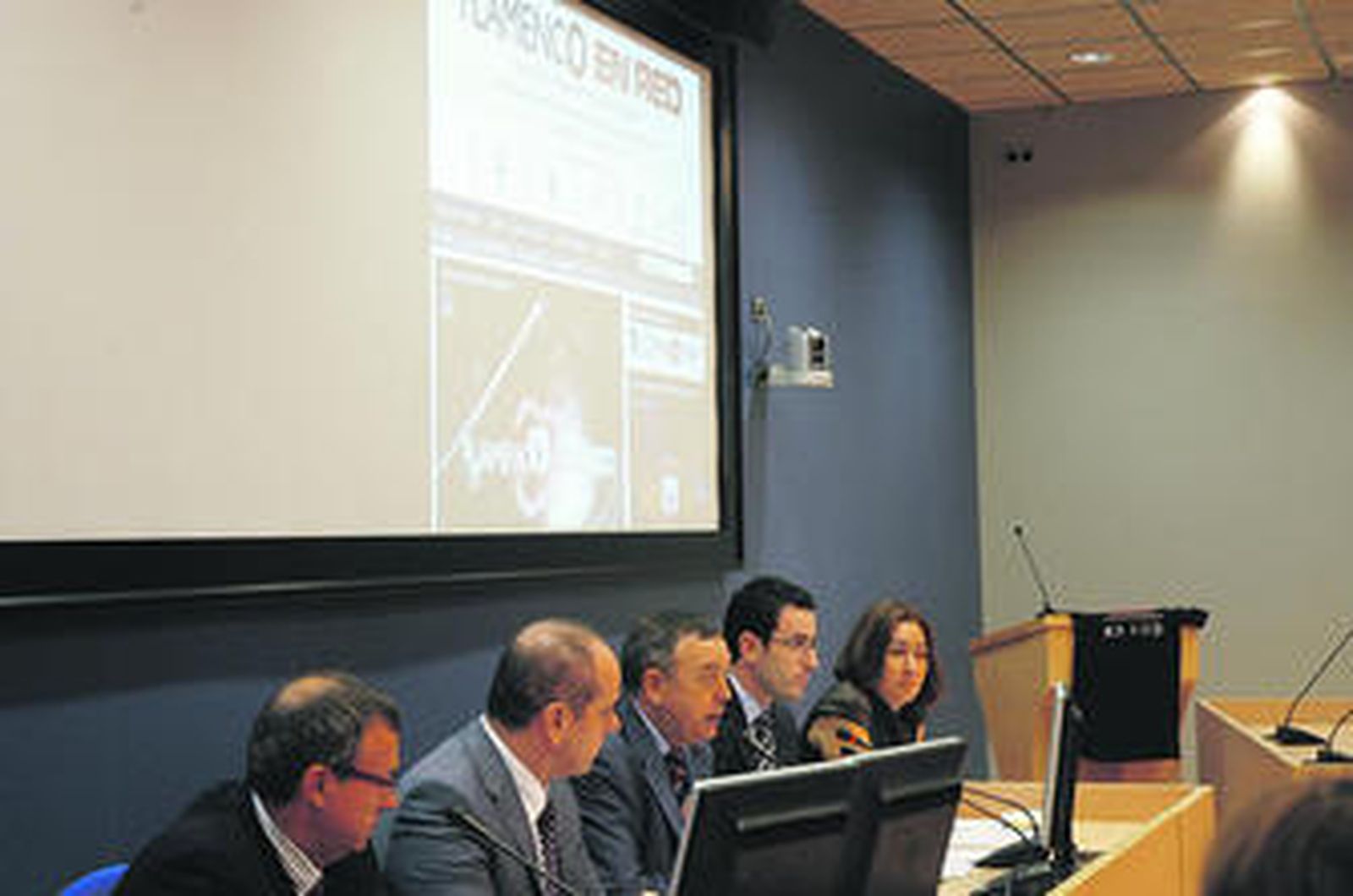 La presentación del proyecto didáctico se celebró en el aula de teledocencia del Aulario La Bomba.