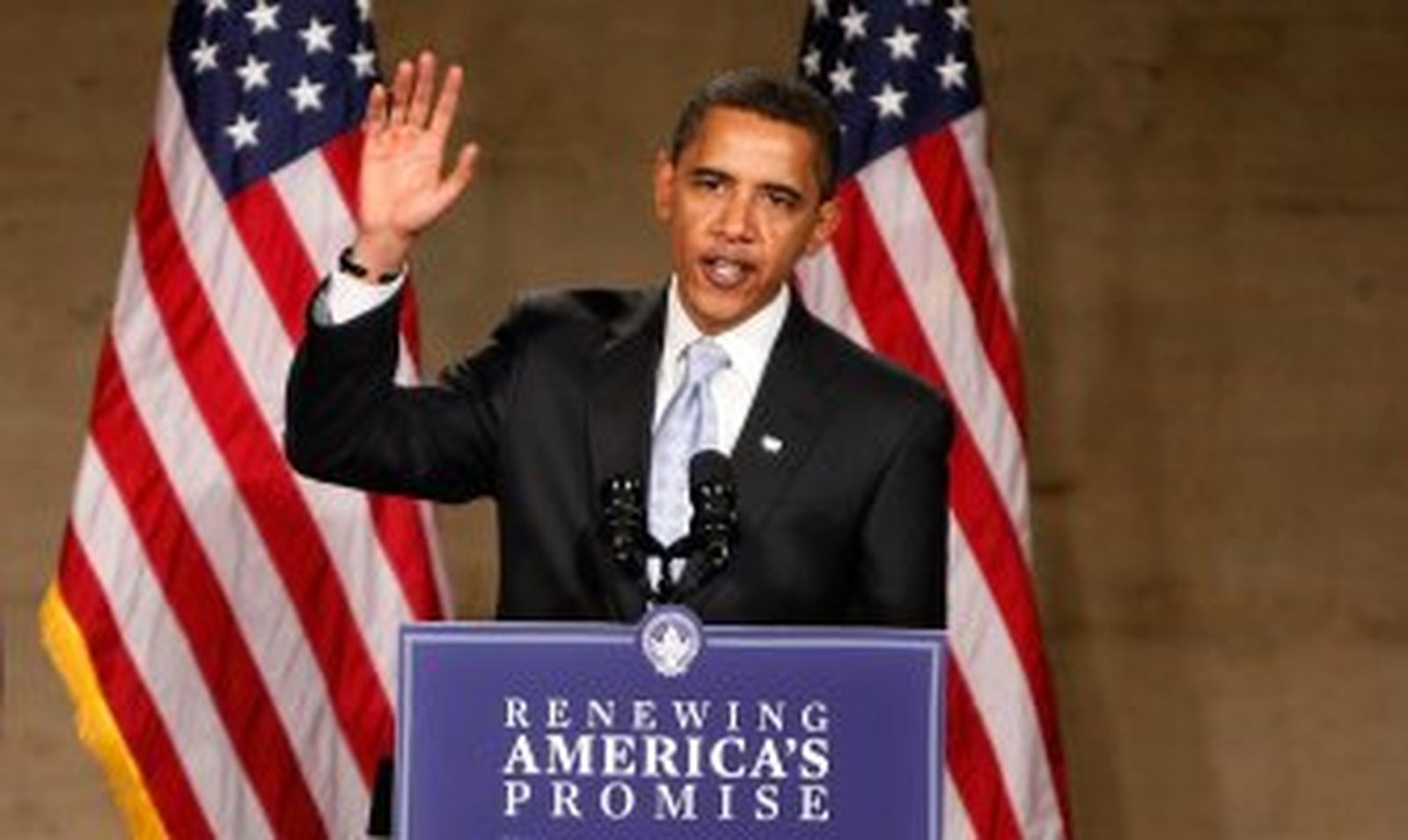 Obama llama a EEUU a mantener su "idealismo y perseverancia"