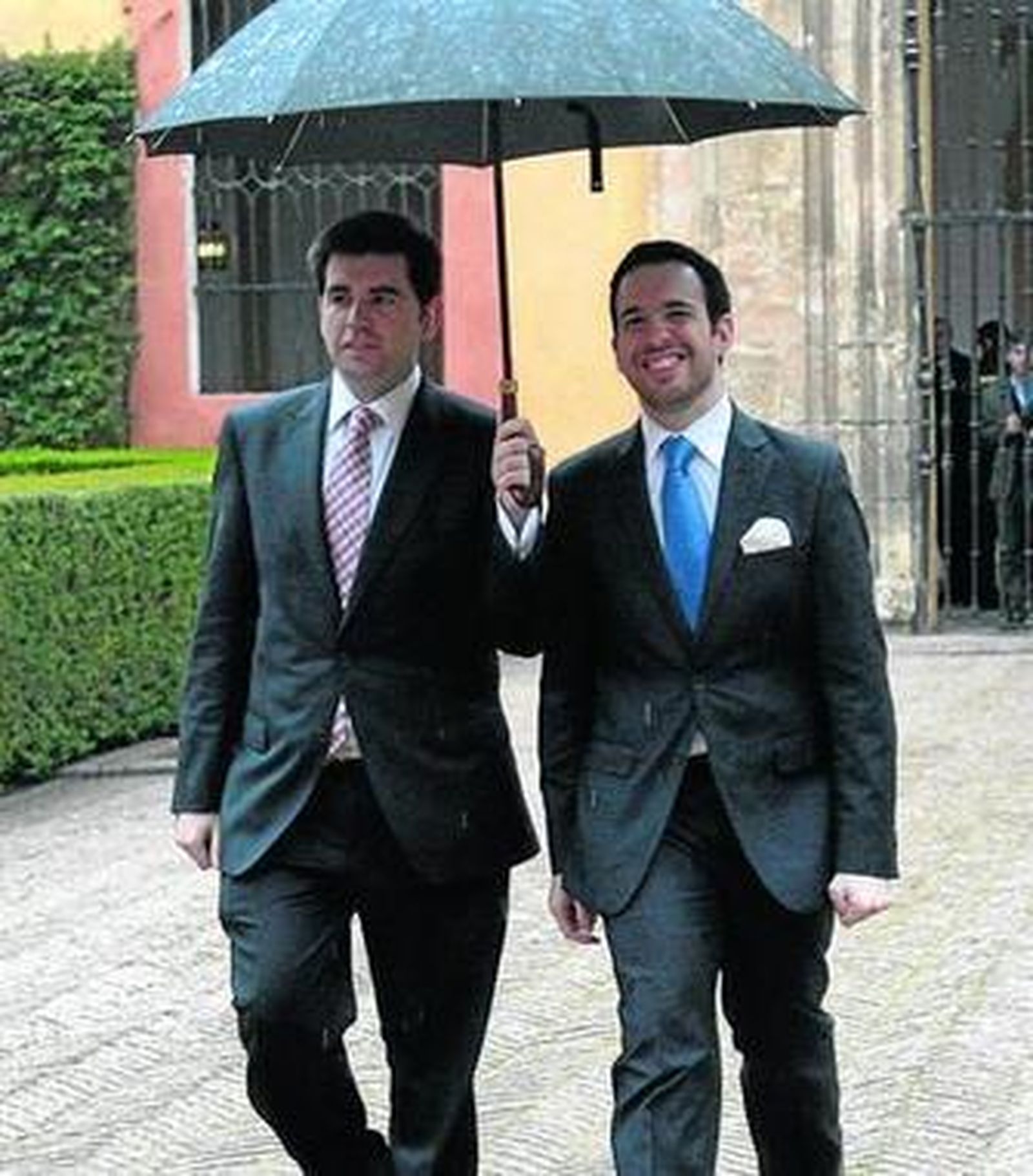 Francisco Javier Segura llega cobijado por un paraguas al Alcázar, donde se celebró el almuerzo de homenaje.