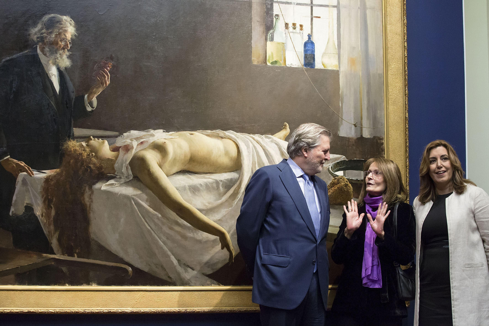 Íñigo Méndez de Vigo y Susana Díaz conversan con una de las descendientes del pintor Enriquer Simonet Lombardo.