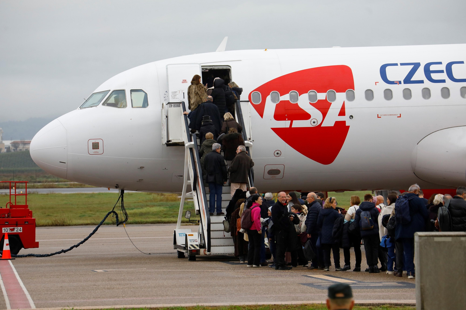 El despegue del el primer vuelo chárter a Europa en el aeropuerto de Córdoba, en imágenes