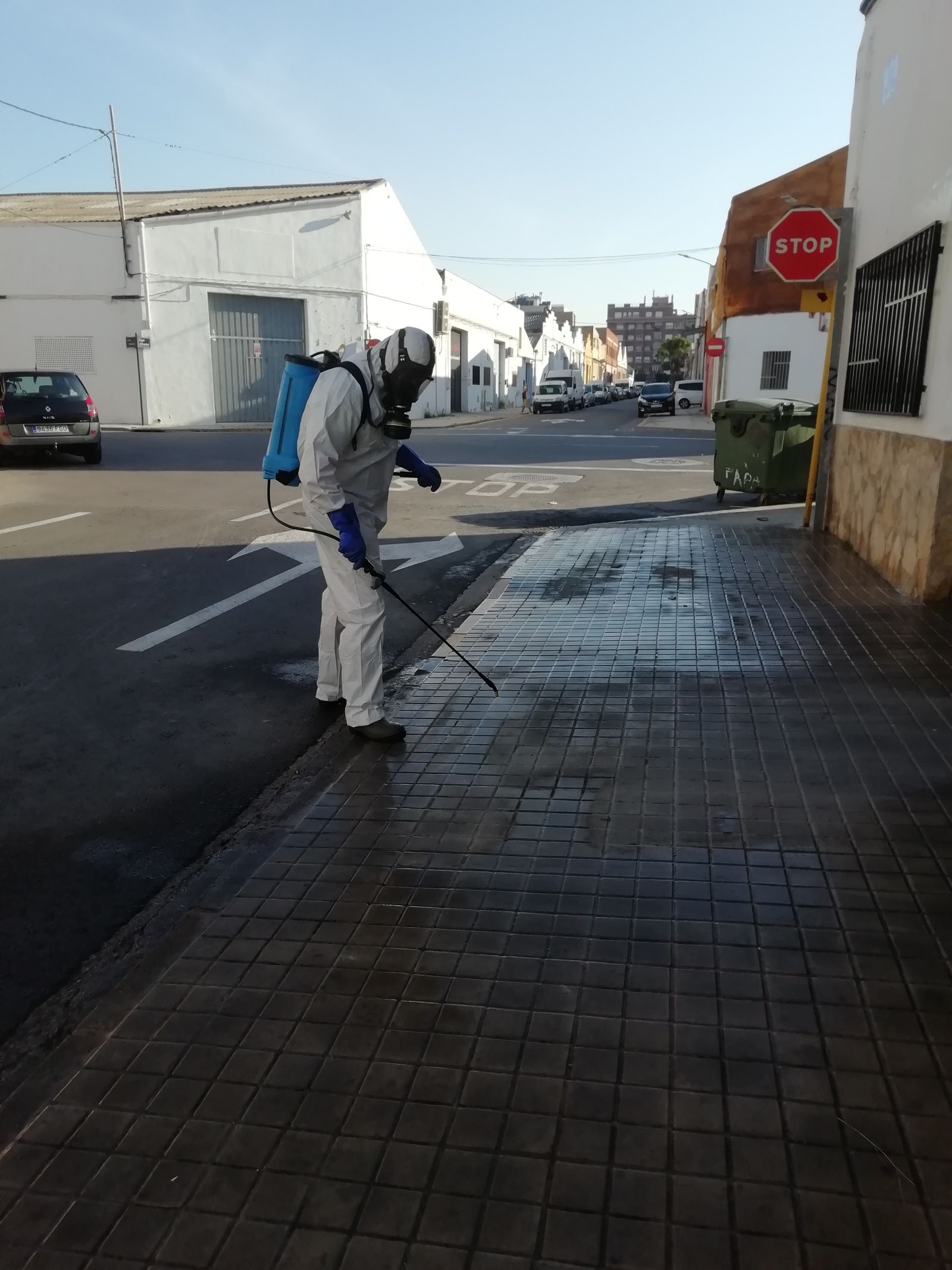 Un operario de EMURSA durante las tareas de desinfección en la calle.