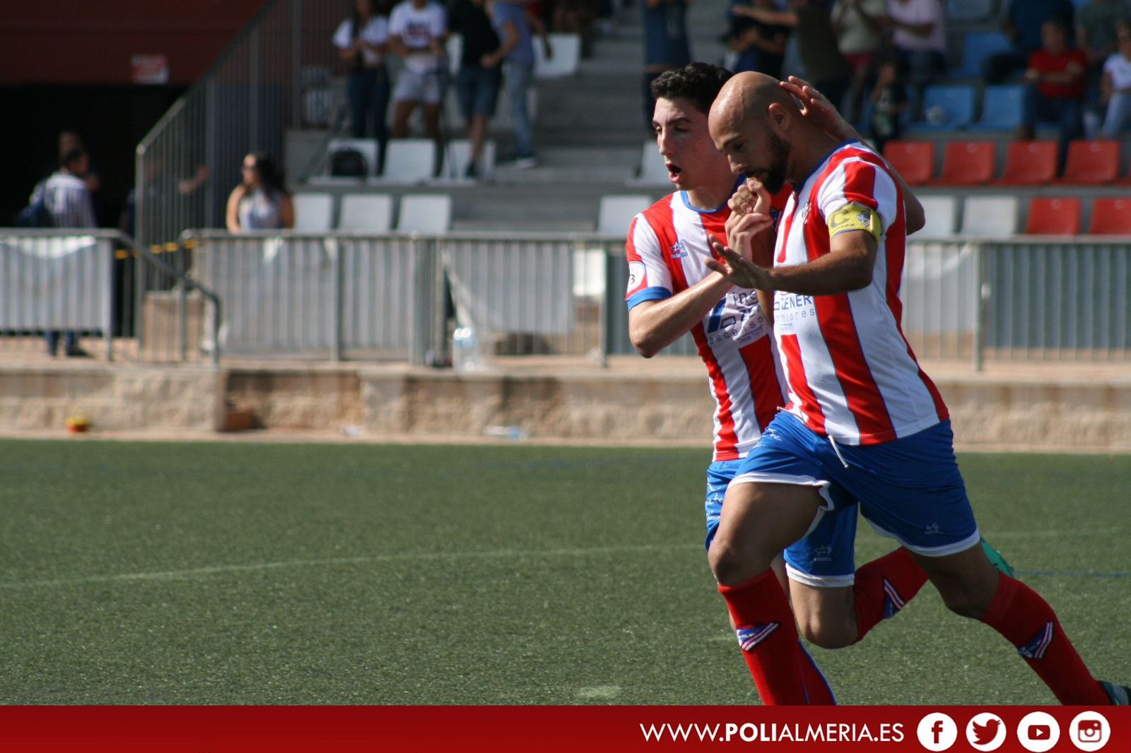 El capitán celebra uno de sus 52 goles con el Poli.