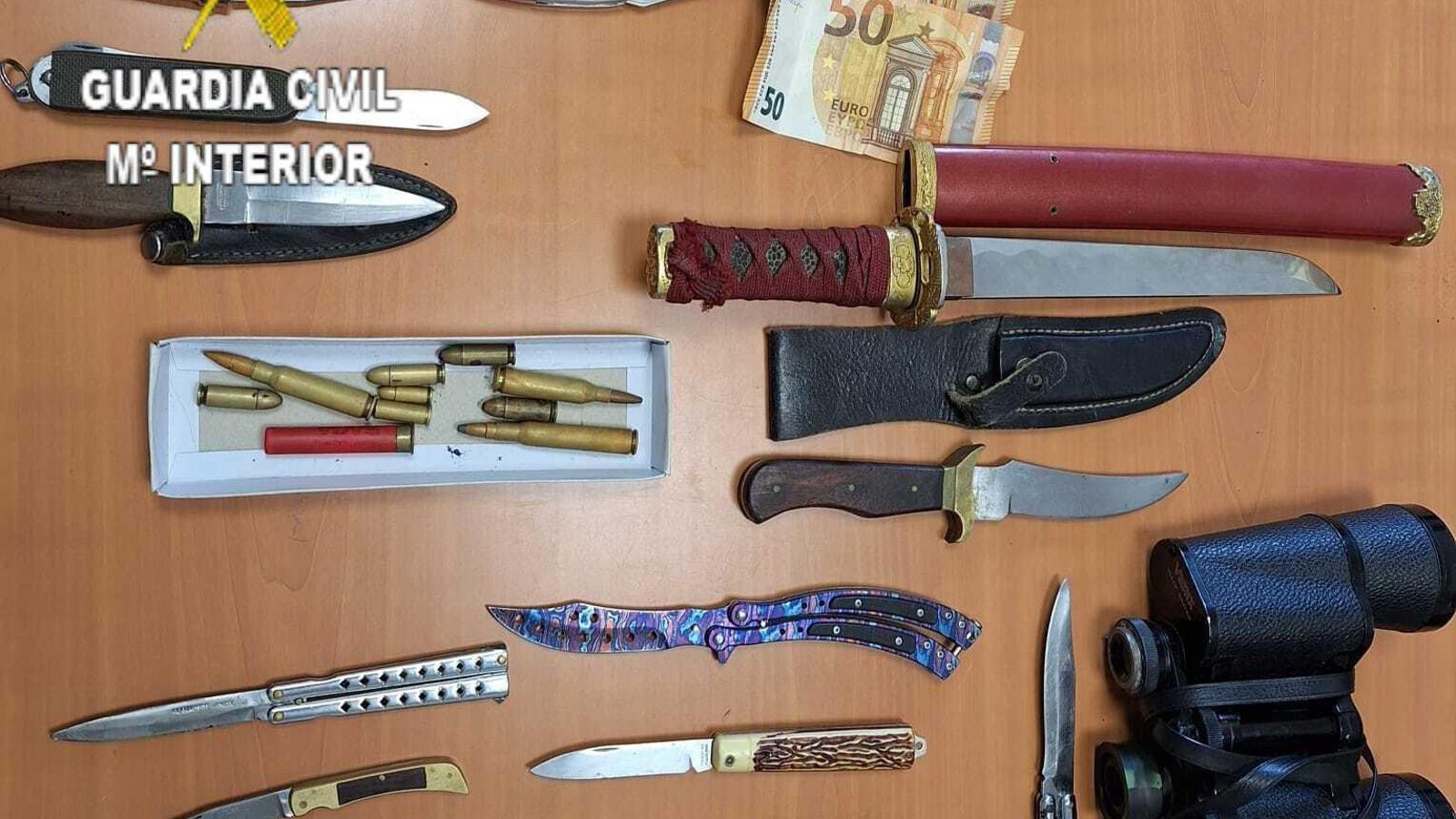 Las armas y efectos intervenidos en la operación.