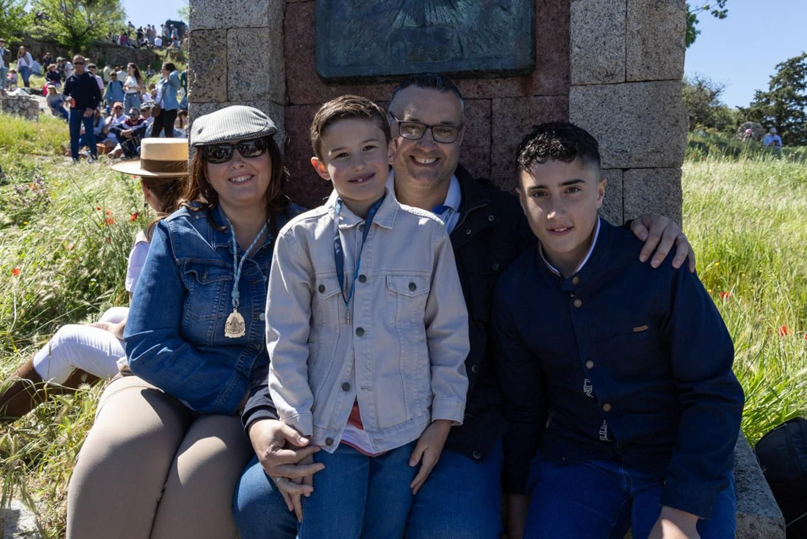 Miles de romeros acuden al encuentro de la Virgen de la Cabeza en su romería