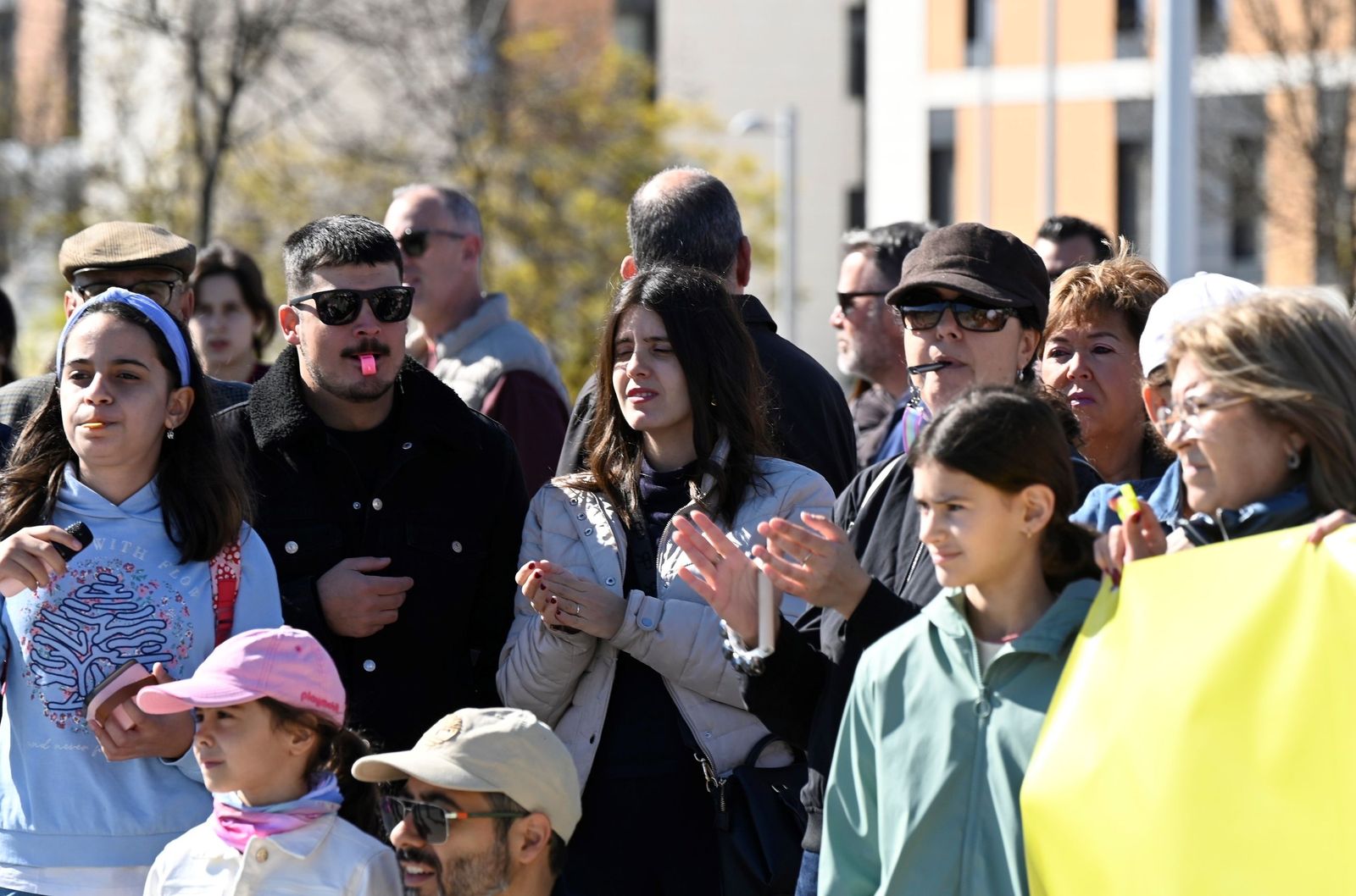 Las imágenes de la concentración de los vecinos de Turruñuelos por una pasarela peatonal sobre la ronda de Poniente
