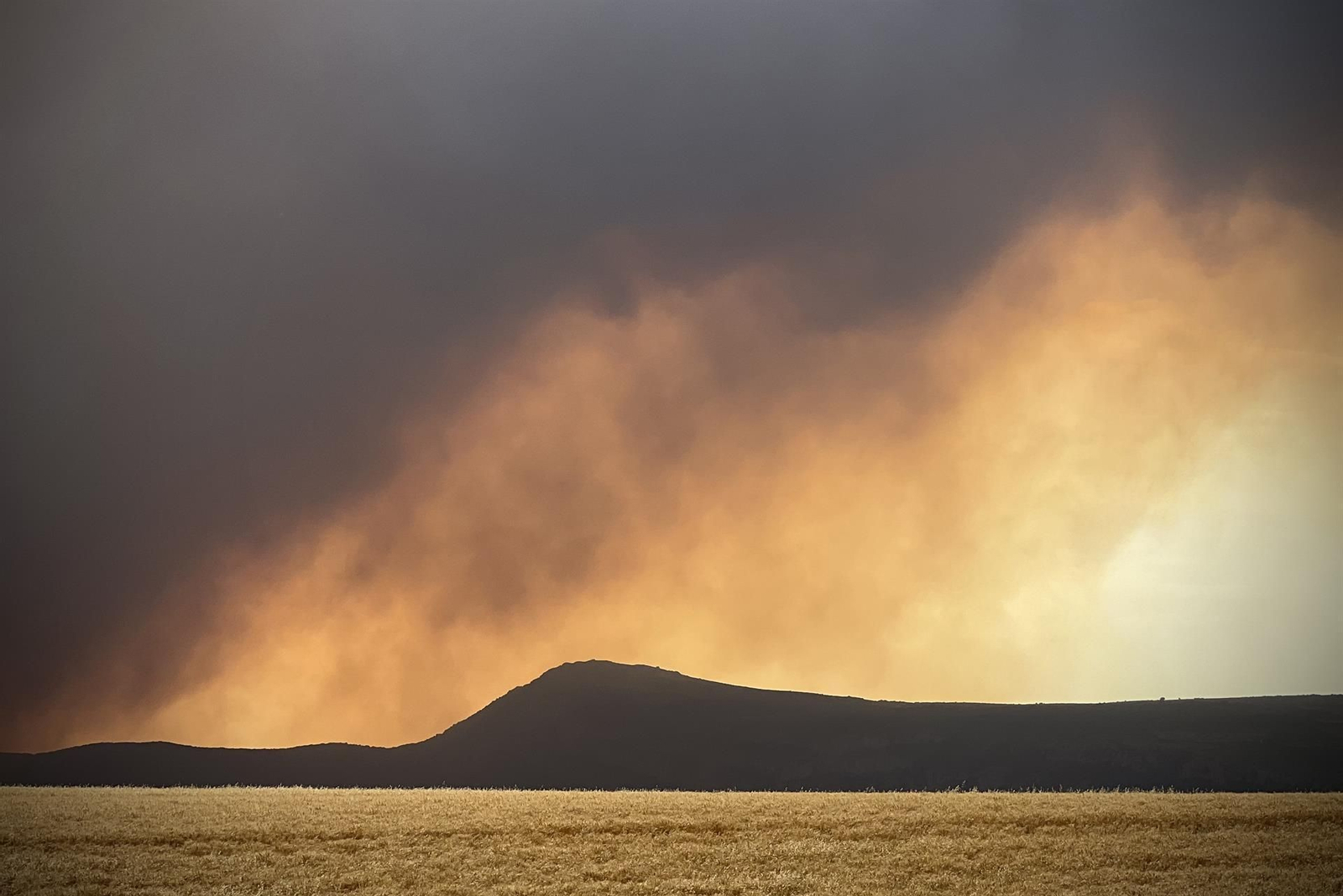Vista de un incendio este sábado desde la localidad de Astráin (Pamplona)