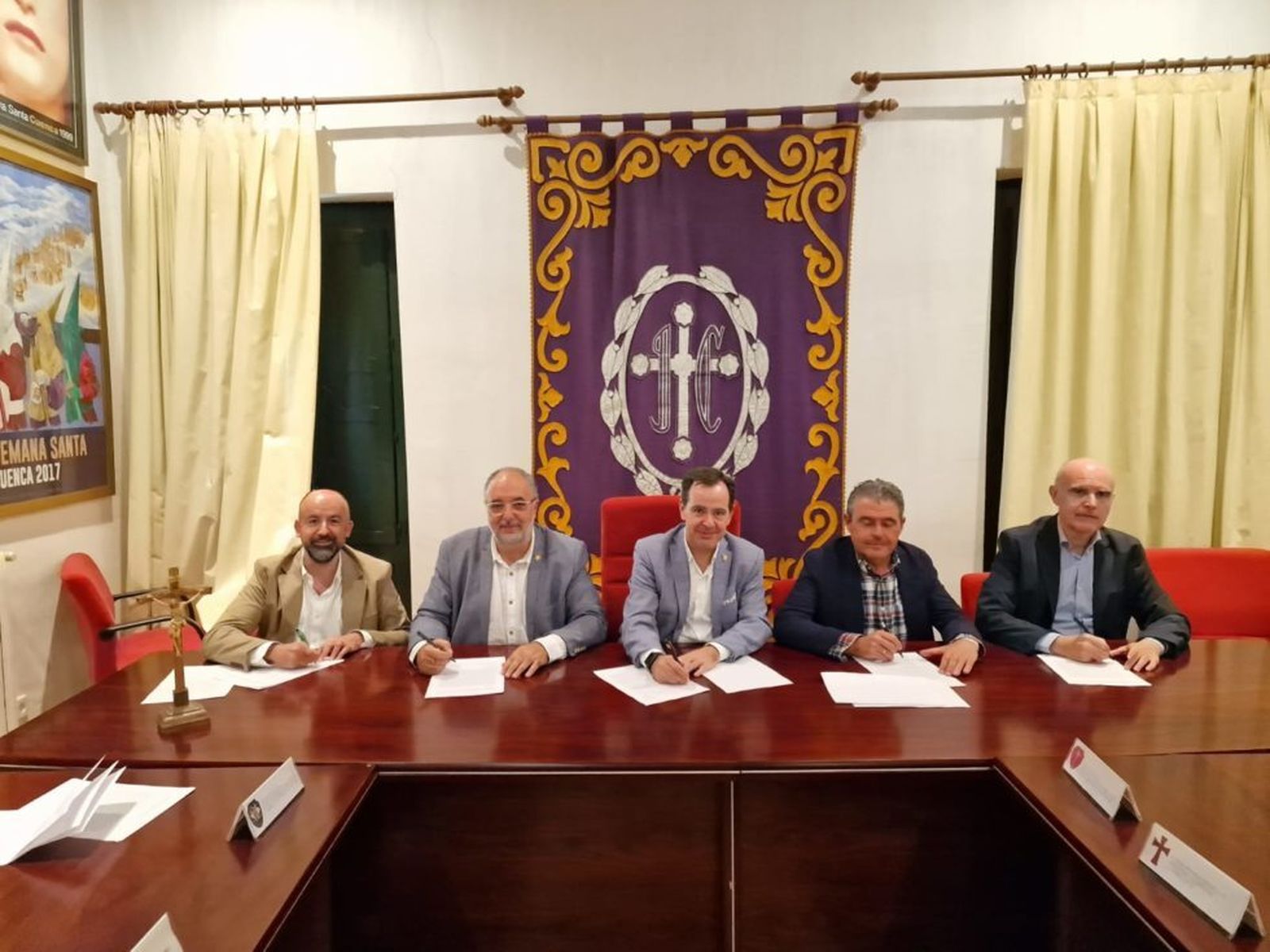 A la derecha, el hermano mayor de la Resurrección de Sevilla, Manuel Ruiz Piqueras