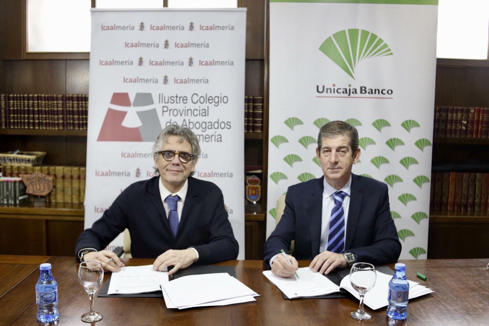 El acuerdo ha sido refrendado por el Director Territorial de Unicaja Banco en Andalucía Oriental, Francisco Pérez, y el Decano del Colegio de Abogados de Almería, Juan Luis Aynat.