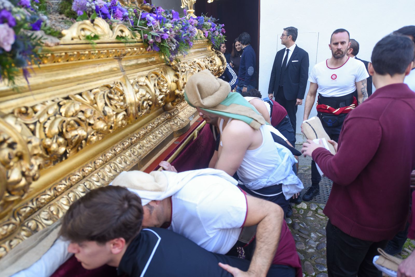 El traslado del Señor de la Sangre a la Catedral para el Vía Crucis de las Cofradías, en imágenes