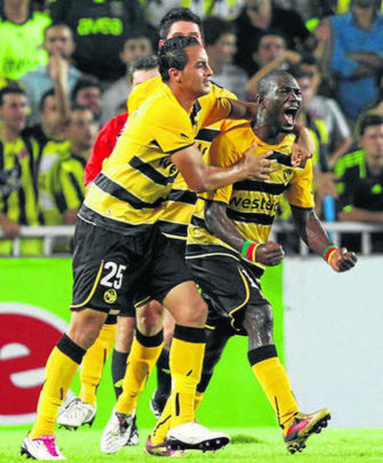 Bienvenu, a la derecha, celebra su gol con el Young Boys.