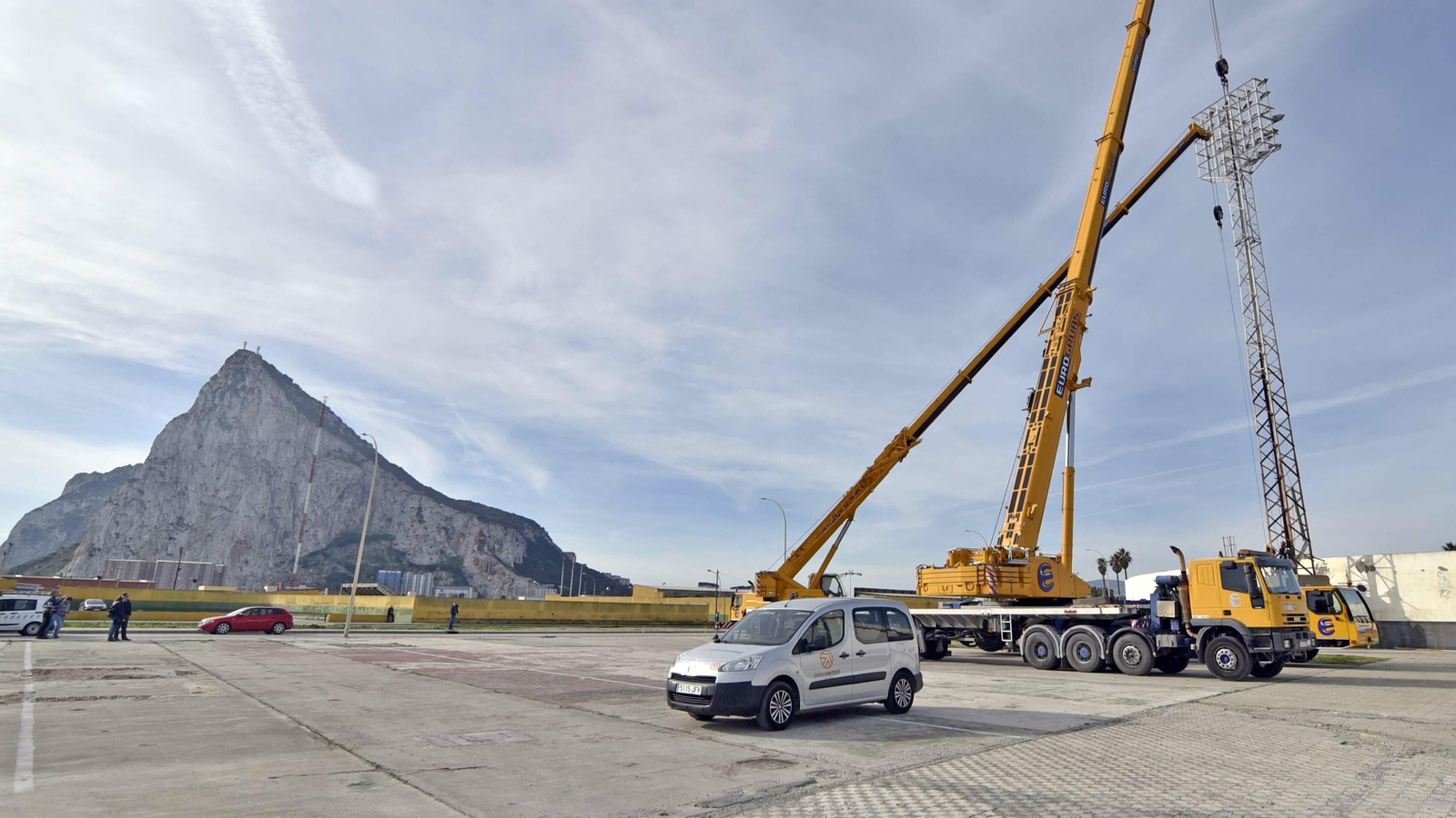 Las fotos del desmontaje de la torres de luz del estadio municipal de La Línea