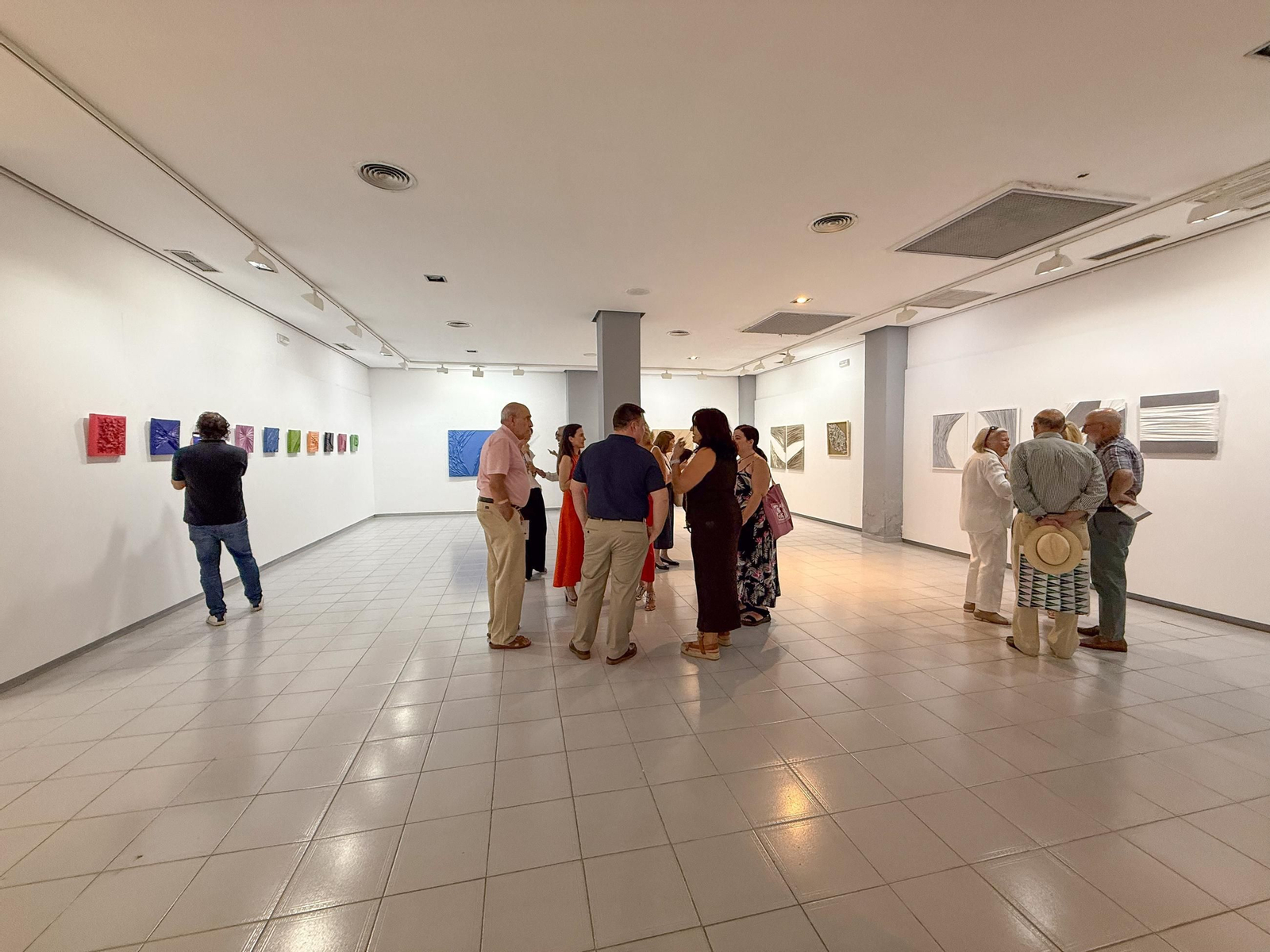 Las fotos de la exposición El mundo de Ara de Feli Muñoz en la sala Cajasur de Algeciras
