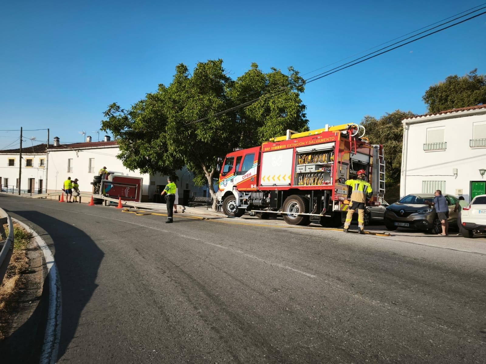 El camión volcado en la N-433 a la altura de El Repilado.