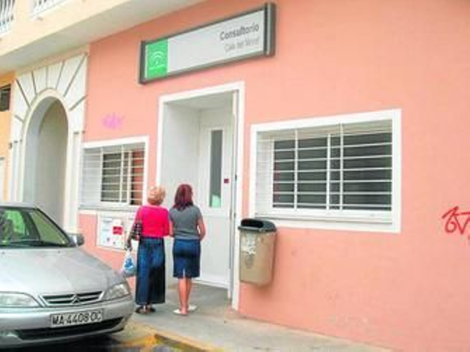 Fachada con pintadas de un consultorio de Rincón de la Victoria. Fachada con pintadas de un consultorio de Rincón de la Victoria.