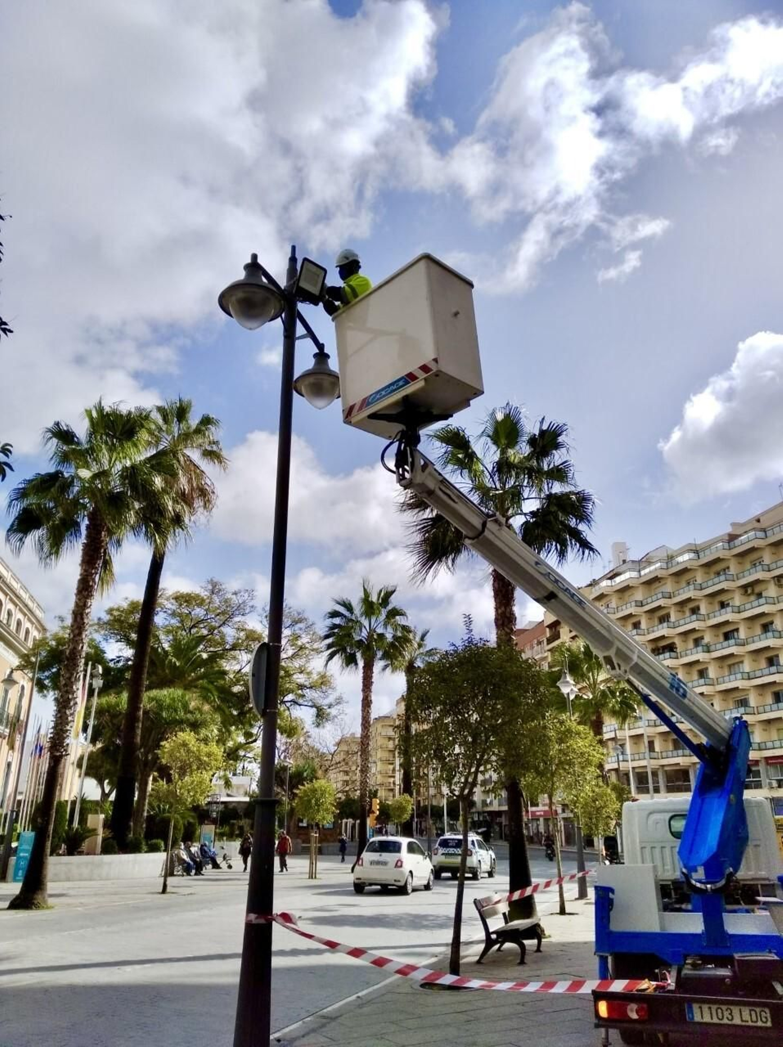 Una de las intervenciones en el alumbrado público de un operario del Ayuntamiento.