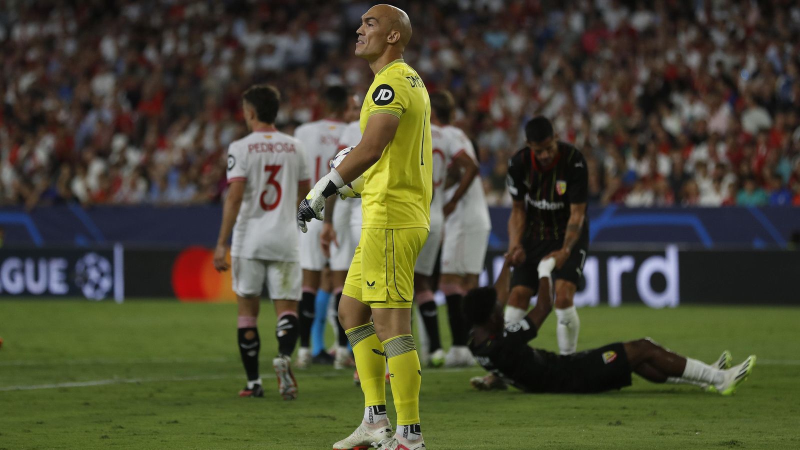 Dmitrovic se lamenta en la jugada previa al gol encajado.