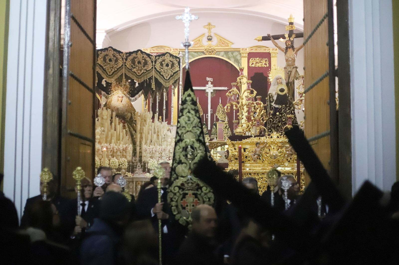 La Hermandad El Nazareno en la madrugá de la Semana Santa de Huelva 2023, en imágenes