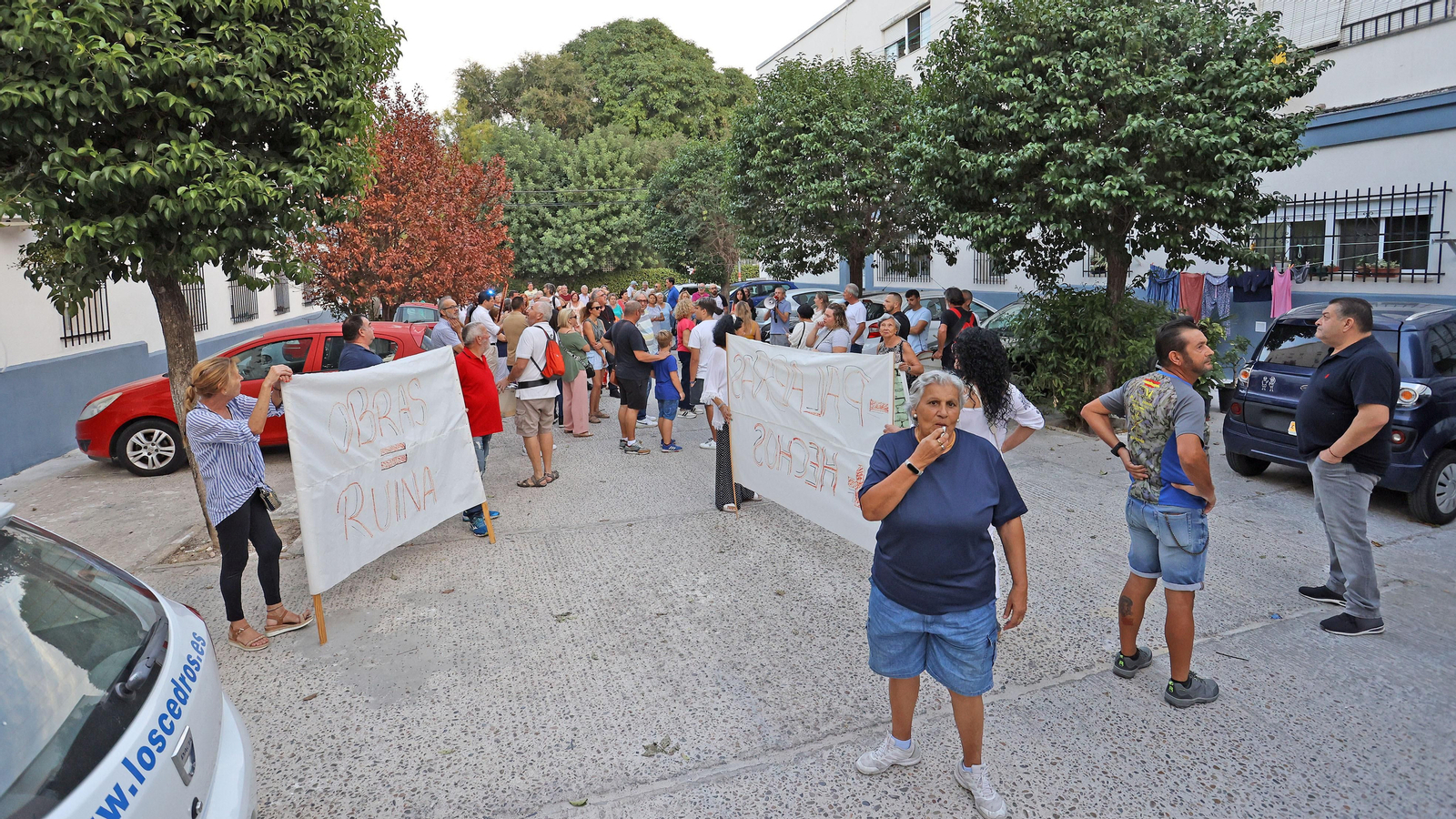 Manifestación de los vecinos de La Asunción de Jerez por los retrasos de la rehabilitación de sus bloques