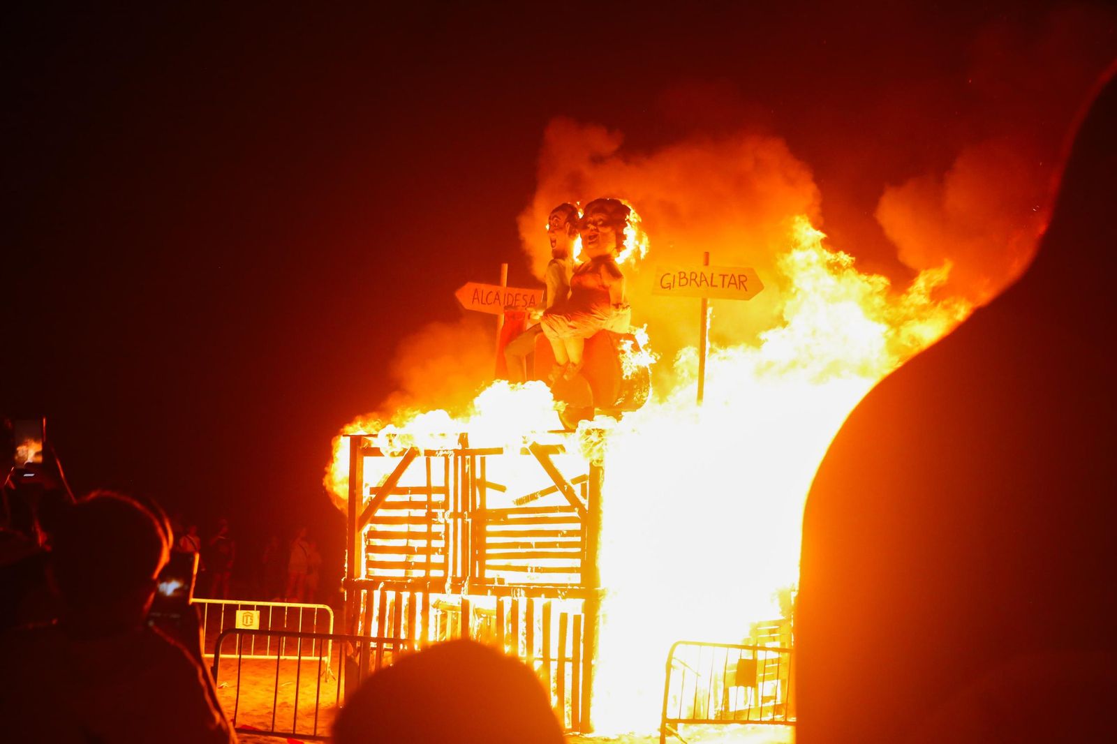 Fotos de la noche de San Juan en las playas de La Línea.