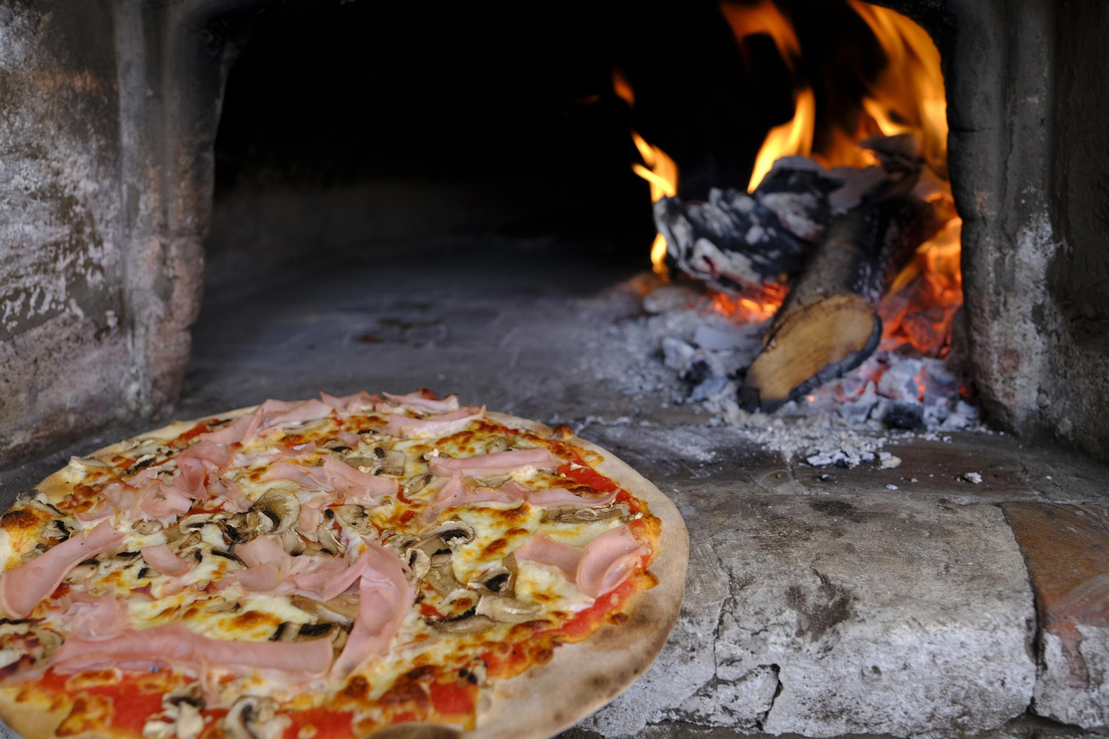 Fotogalería de la Pizzeria La Trattoria, 20 años de vida. Almería