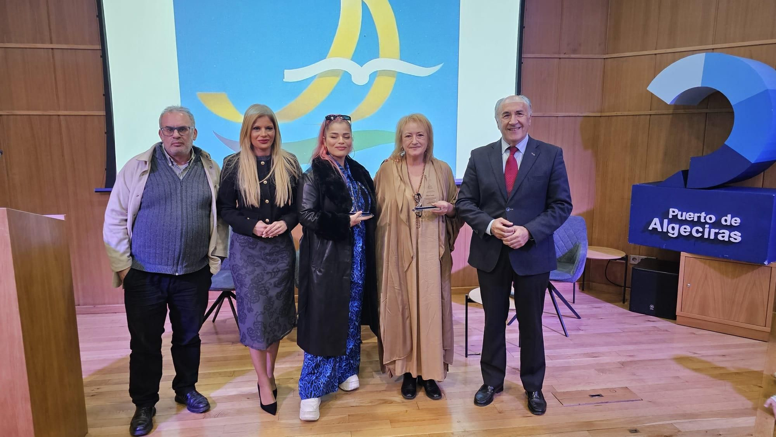 Juan Emilio Ríos, Sabina Quiles, Tatiana Delalvz, María Quirós y José Ignacio Landaluce, en la entrega de los premios del Ateneo José Román.