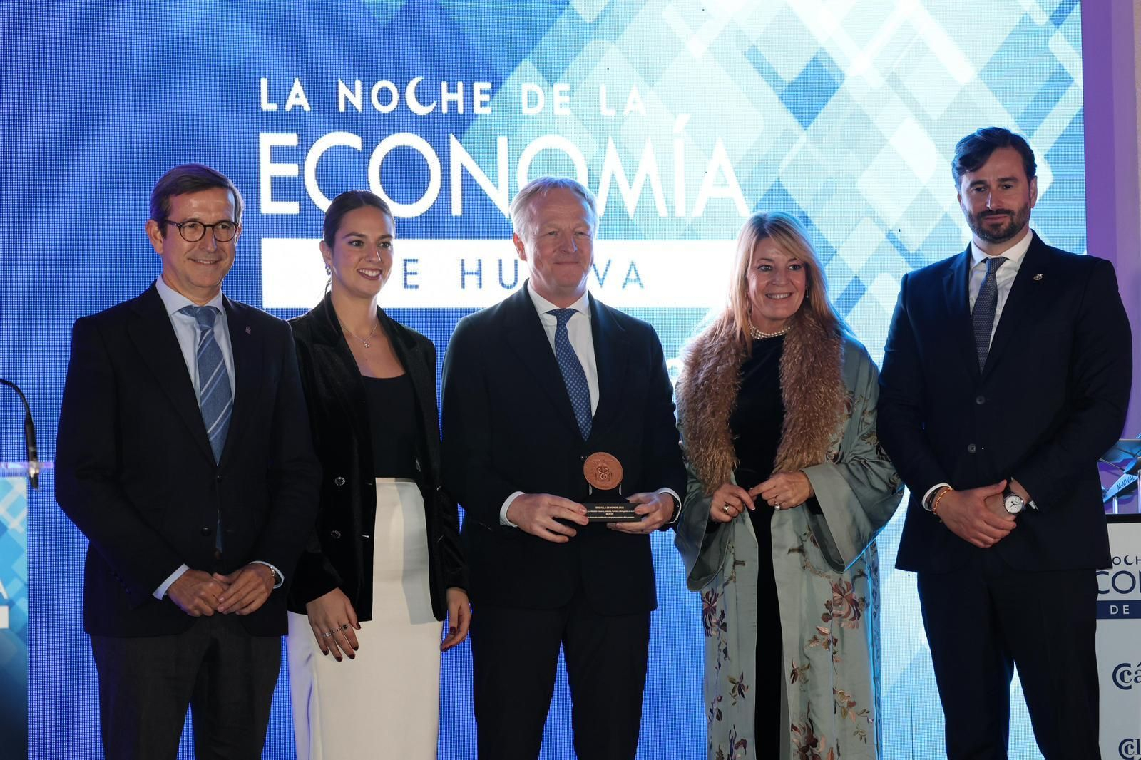 El CEO de Moeve, Maarten Wetselaar, posa con la Medalla de Honor rodeado de autoridades.