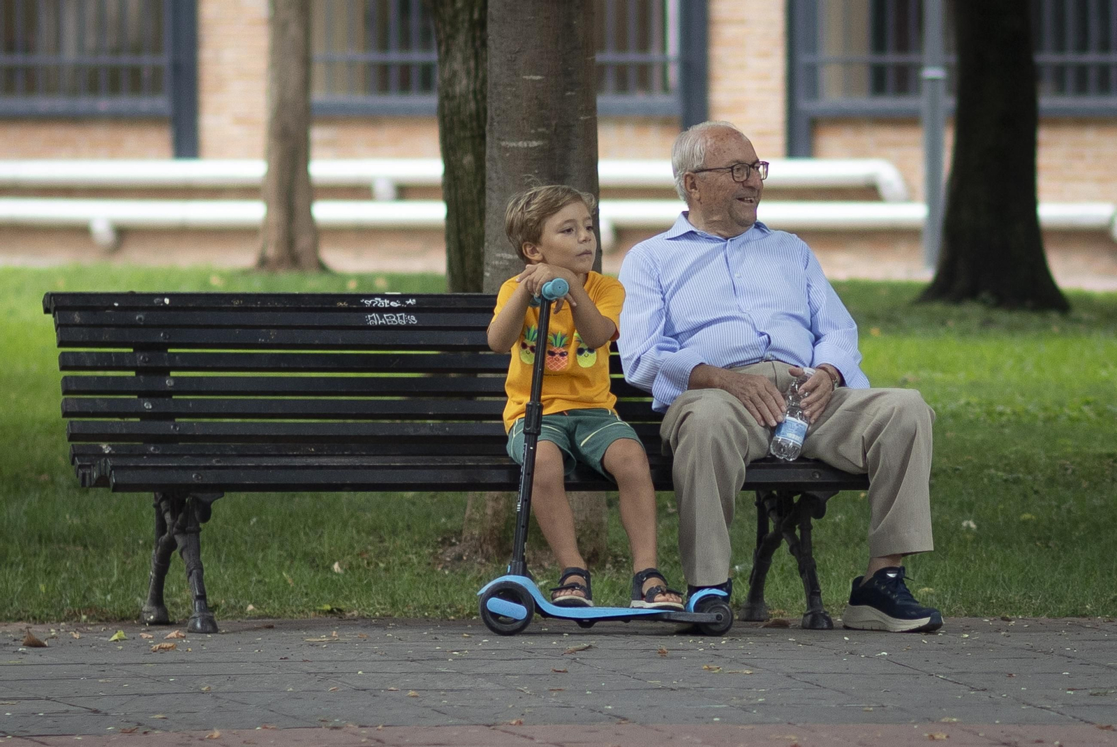 Un abuelo con su nieto en un parque de Granada. Un abuelo con su nieto en un parque de Granada.