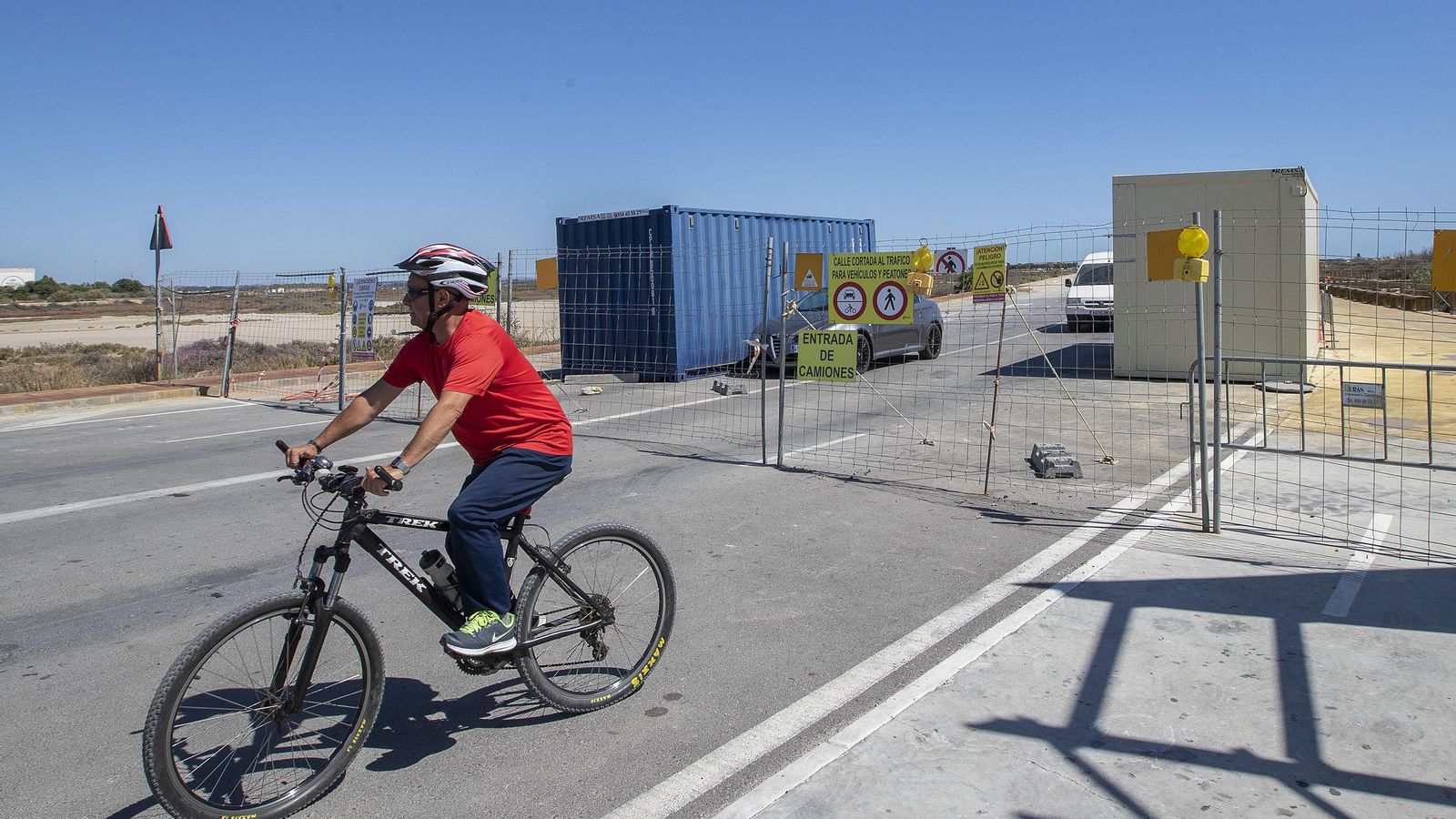 Un ciclista en las inmediaciones de la playa de Camposoto, con sus accesos cerrados por obras, en una imagen de archivo.