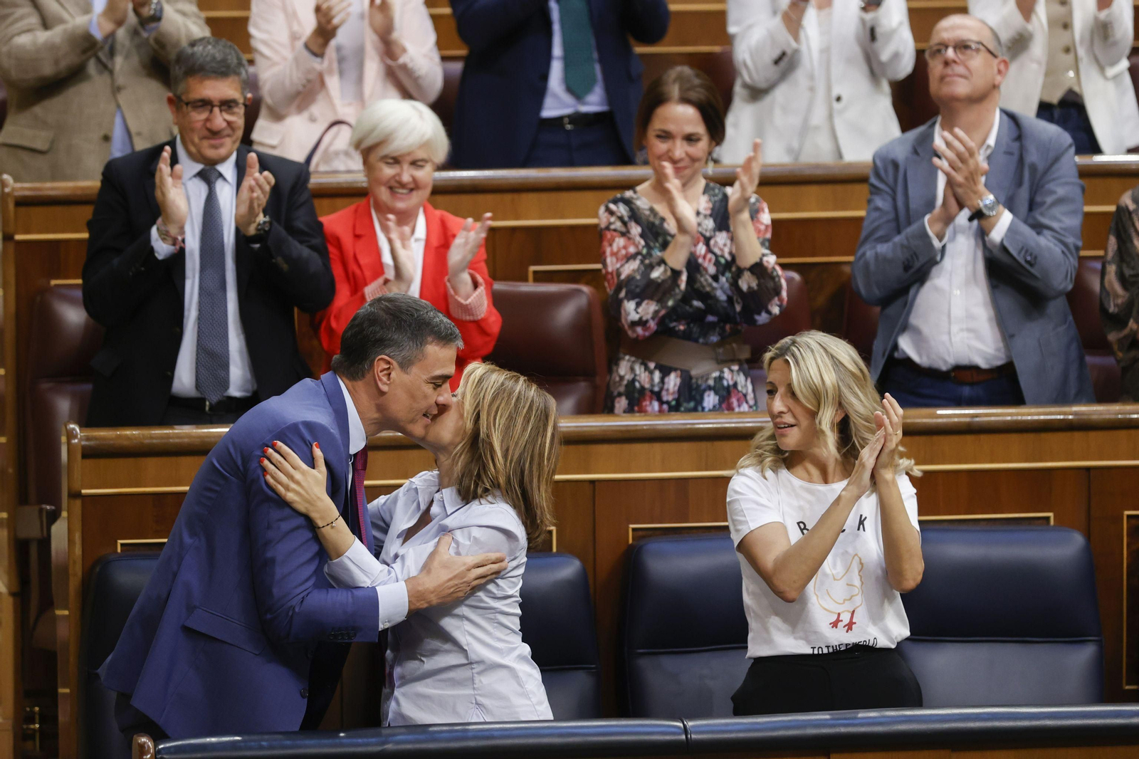 Pedro Sánchez saluda a la ministra de Transportes, Raquel Sánchez, en presencia de Yolanda Díaz