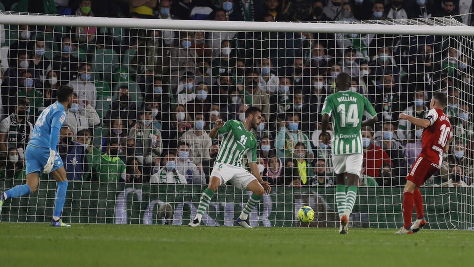 Iago Aspas marca el segundo gol al filo del descanso.