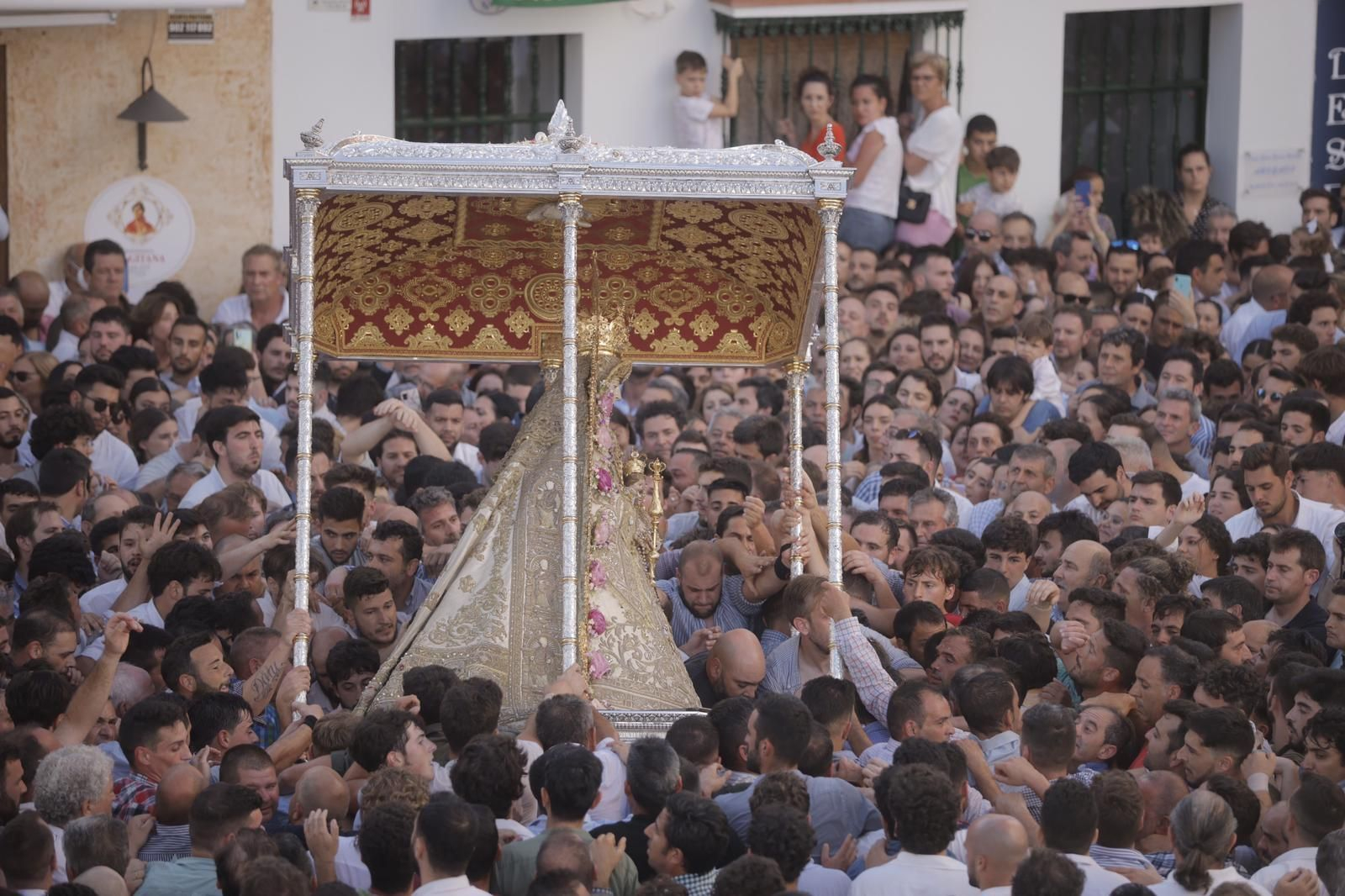 La Virgen del Rocío regresa a la iglesia tras 13 horas de procesión, en imágenes