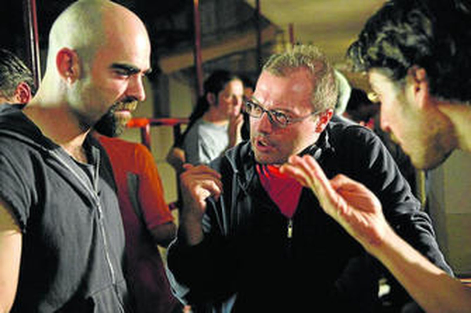 Luis Tosar (izqda.) y Alberto Ammann atienden las explicaciones del director Daniel Monzón.