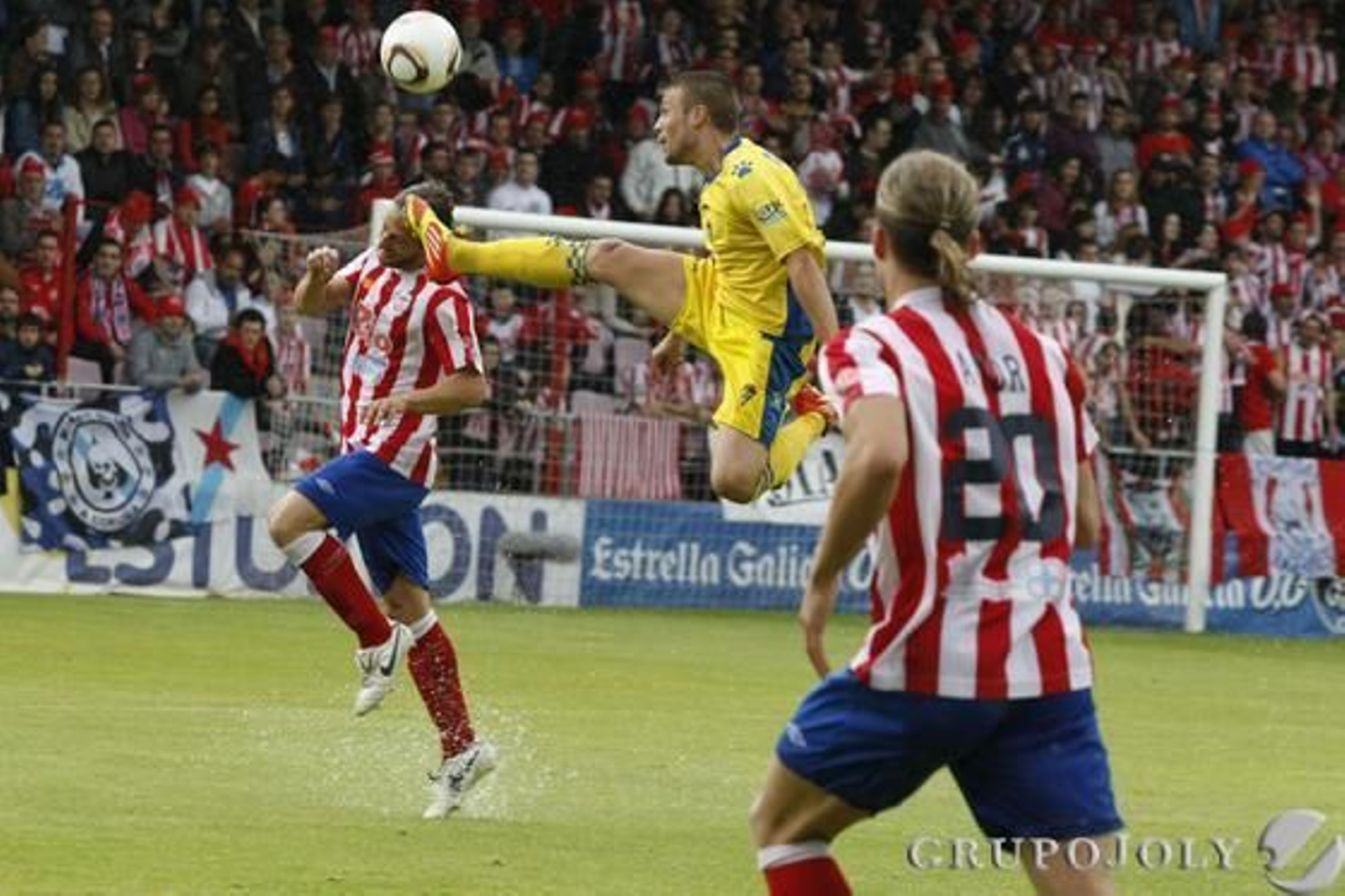 Cases eleva la pierna para alcanzar un balón. 

Foto: LOF