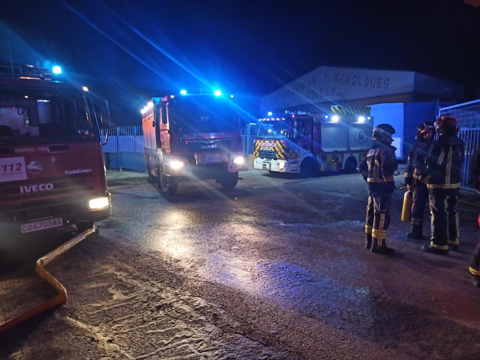 Efectivos de los bomberos de Lucena y del 061, en el lugar del incendio.