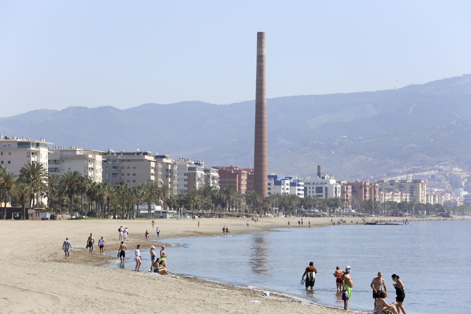 La playa de Huelin, en Málaga capital, en el cuarto día de la fase 1