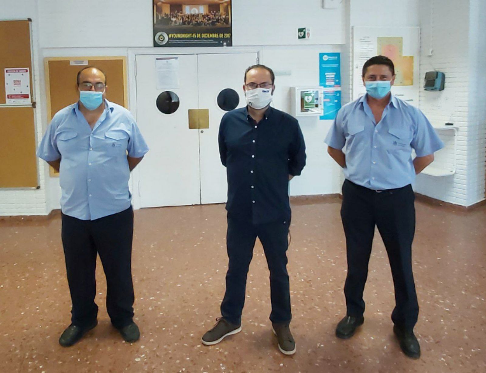 Juan Alcántara, con dos trabajadores municipales en el centro cívico Fuensanta.