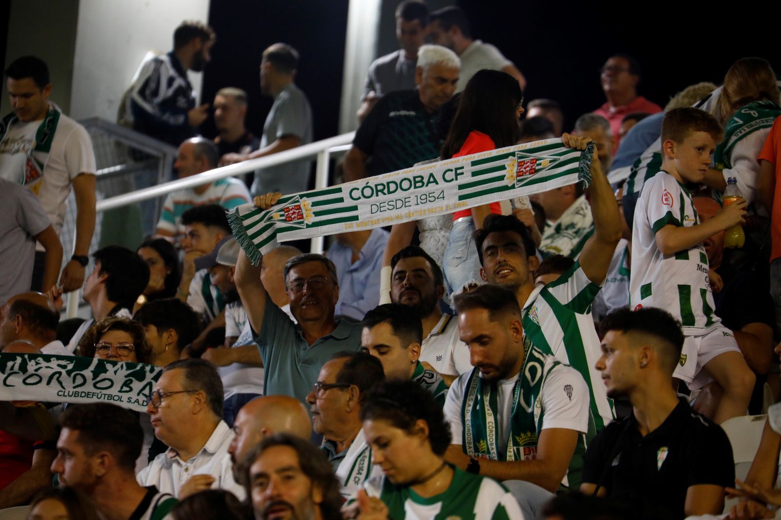 Las imágenes del ambiente en El Arcángel en el Córdoba CF - Linares