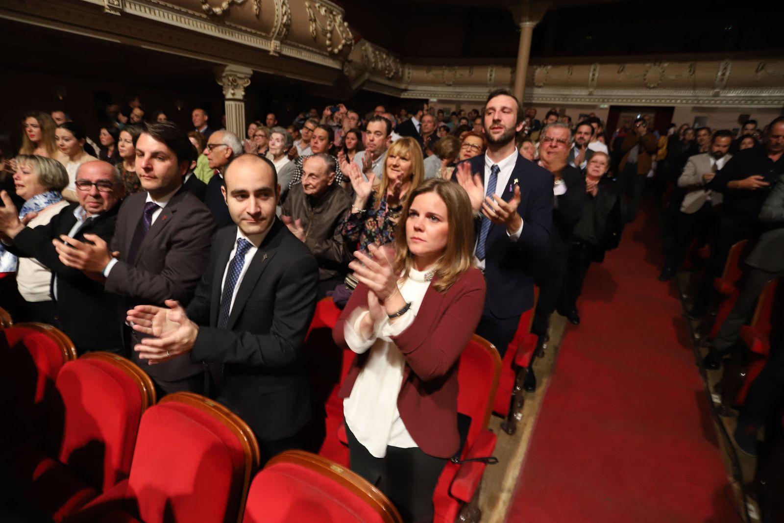 Presentan manto de la Virgen del Amor.