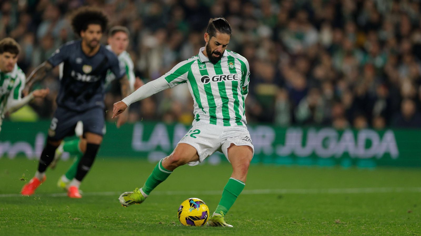 Isco ejecuta el penalti que significó el 1-0.