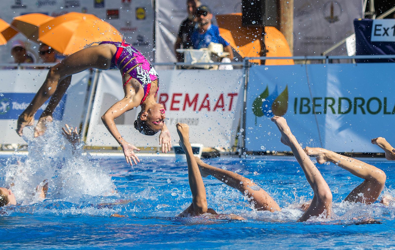 Imagen de una de las exhibiciones en la piscina del Mercantil.