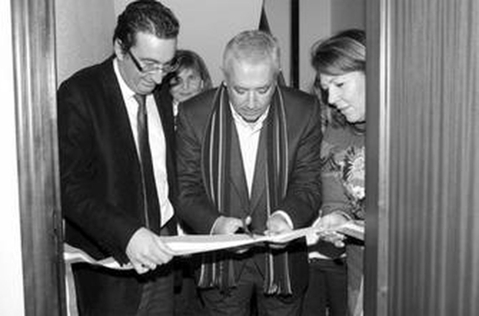 Javier Arenas corta la cinta con la que se procedía a la inauguración de la nueva sede del PP en Lepe.