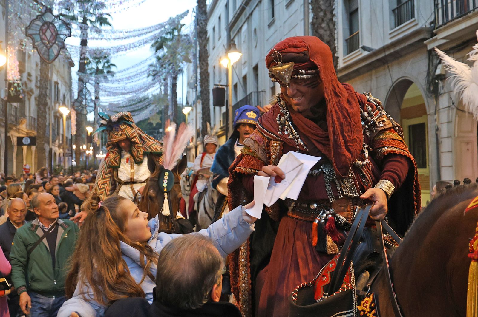 Imágenes del Heraldo Real anunciando la llegada de los Reyes Magos a Huelva